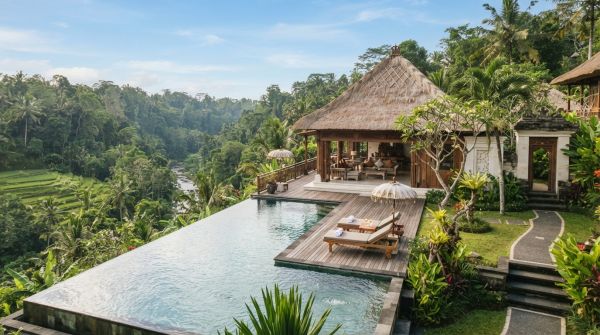 Où peut-on louer une maison de vacances en Bali avec des ateliers de méditation et des excursions de plongée?