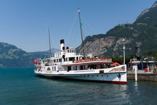 Quelle croisière permet de participer à des escales pour découvrir les fermes de fromages en Suisse?
